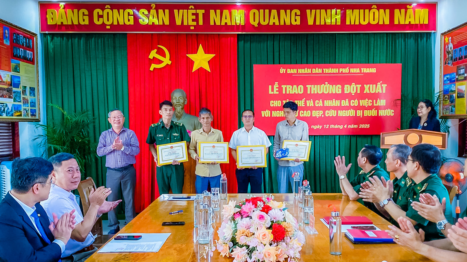 Lãnh đạo TP. Nha Trang trao giấy khen và quà cho 4 cá nhân.