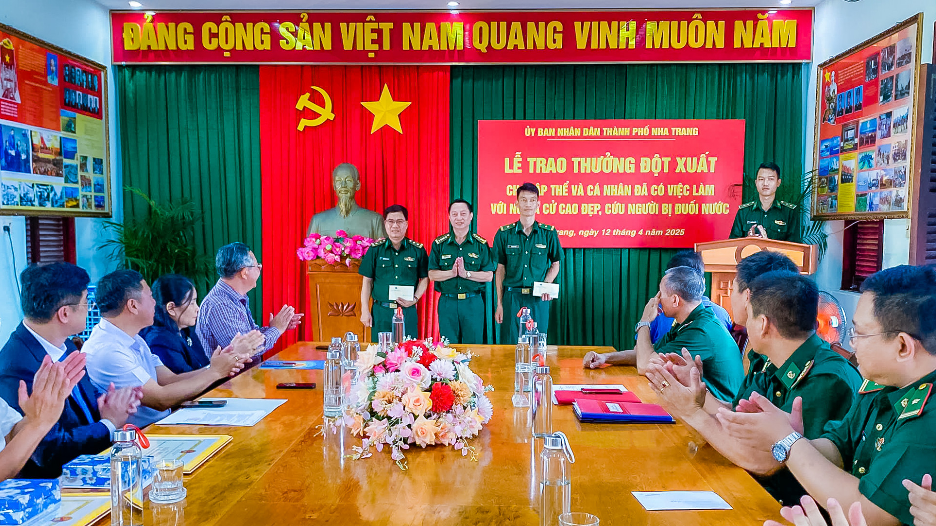 Đại tá Nguyễn Doãn Hòa khen thưởng đột xuất Đồn Biên phòng Cầu Bóng và Thiếu tá Tống Văn Cảnh.
