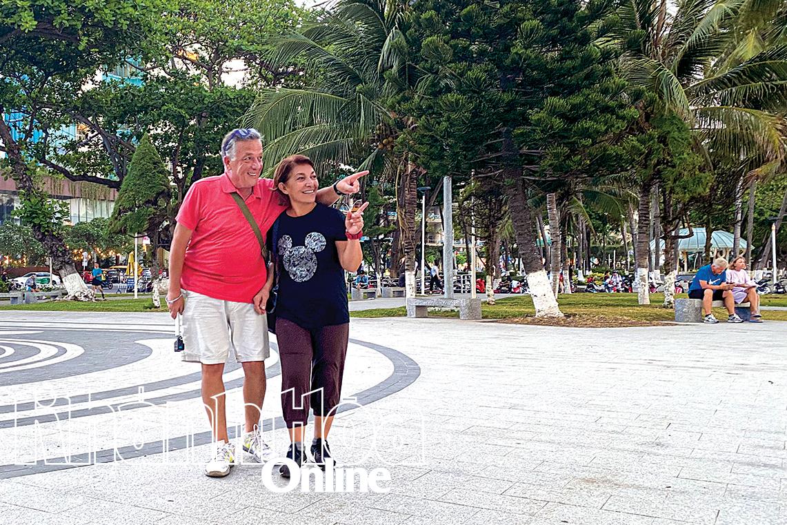 Niềm vui của du khách nước ngoài khi đến với Nha Trang.