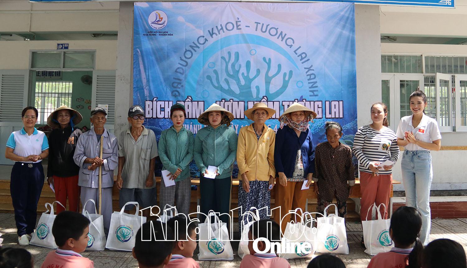 Đại diện Hội Liên hiệp Phụ nữ tỉnh và người đẹp - MC Diễm Nhi trao quà cho người dân ở tổ dân phố Bích Đầm.