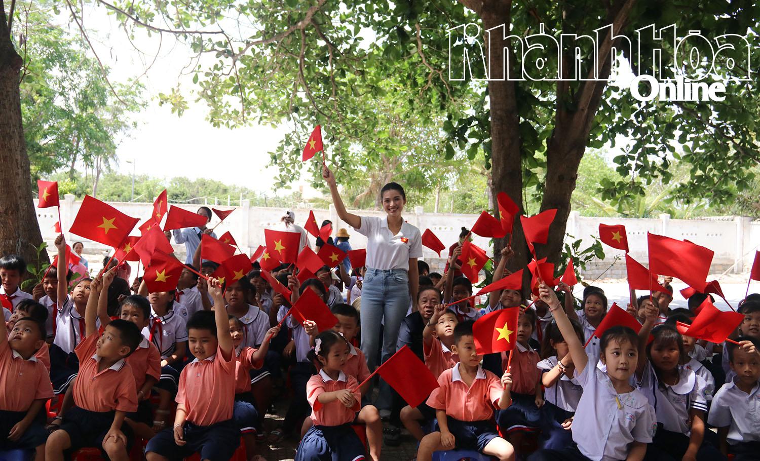 Người đẹp - MC Diễm Nhi tuyên truyền các thông điệp về tình yêu biển đảo, quê hương đất nước.