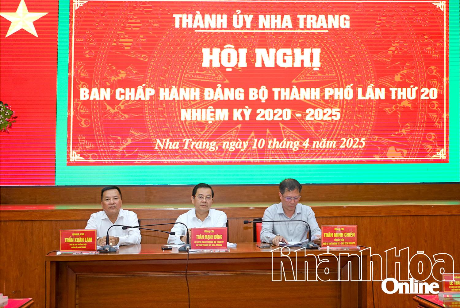 Chủ trì hội nghị. 