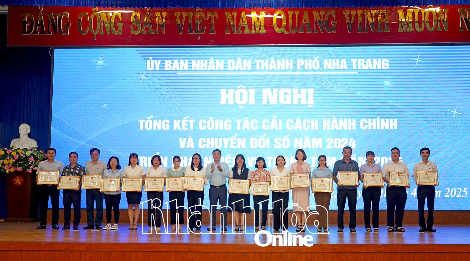 Ông Trần Minh Chiến – Chủ tịch UBND thành phố trao giấy khen cho các cá nhân. 
