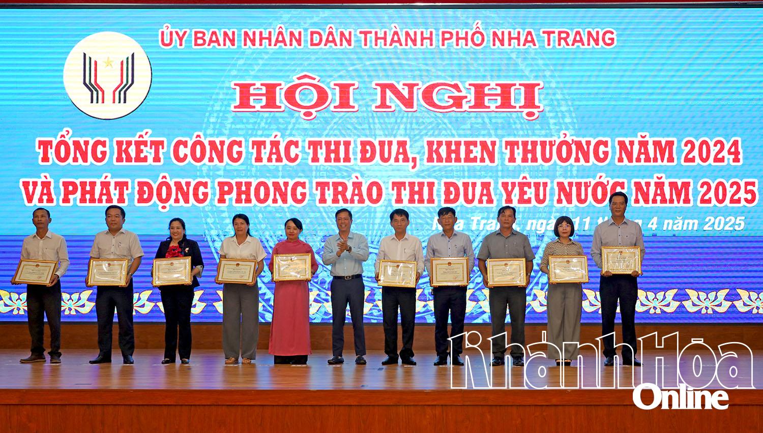 Các tập thể xếp thứ nhì thi đua khối năm 2024 được thành phố biểu dương.