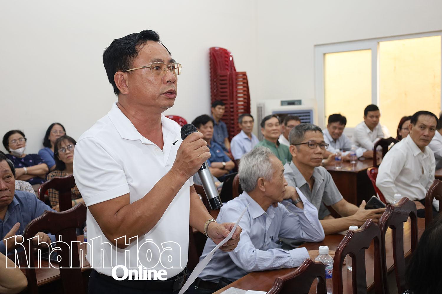Một cử tri phát biểu ý kiến. 