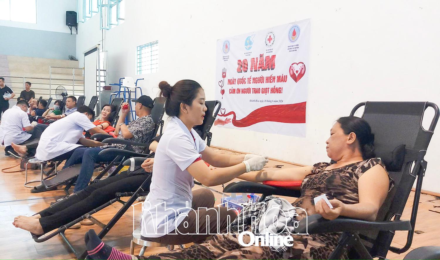 Hội viên phụ nữ TP. Nha Trang tham gia hiến máu tình nguyện.