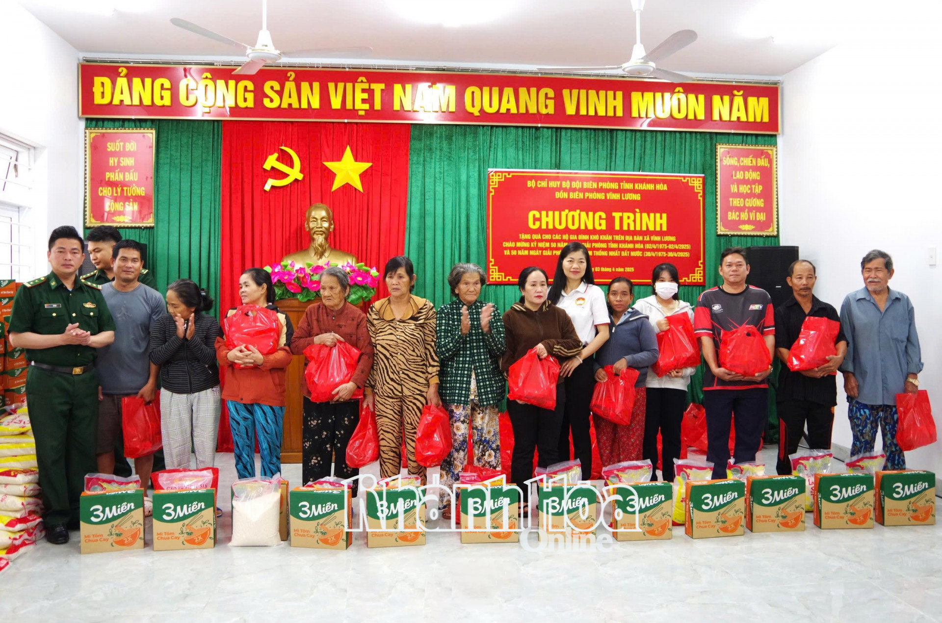 Đồn Biên phòng Vĩnh Lương và lãnh đạo địa phương trao quà cho các gia đình có hoàn cảnh khó khăn.