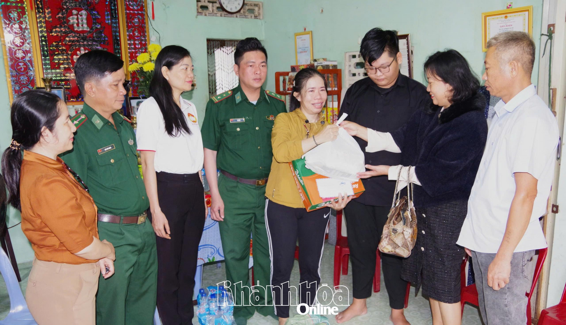 Trao quà cho gia đình chị Nguyễn Thị Duyên