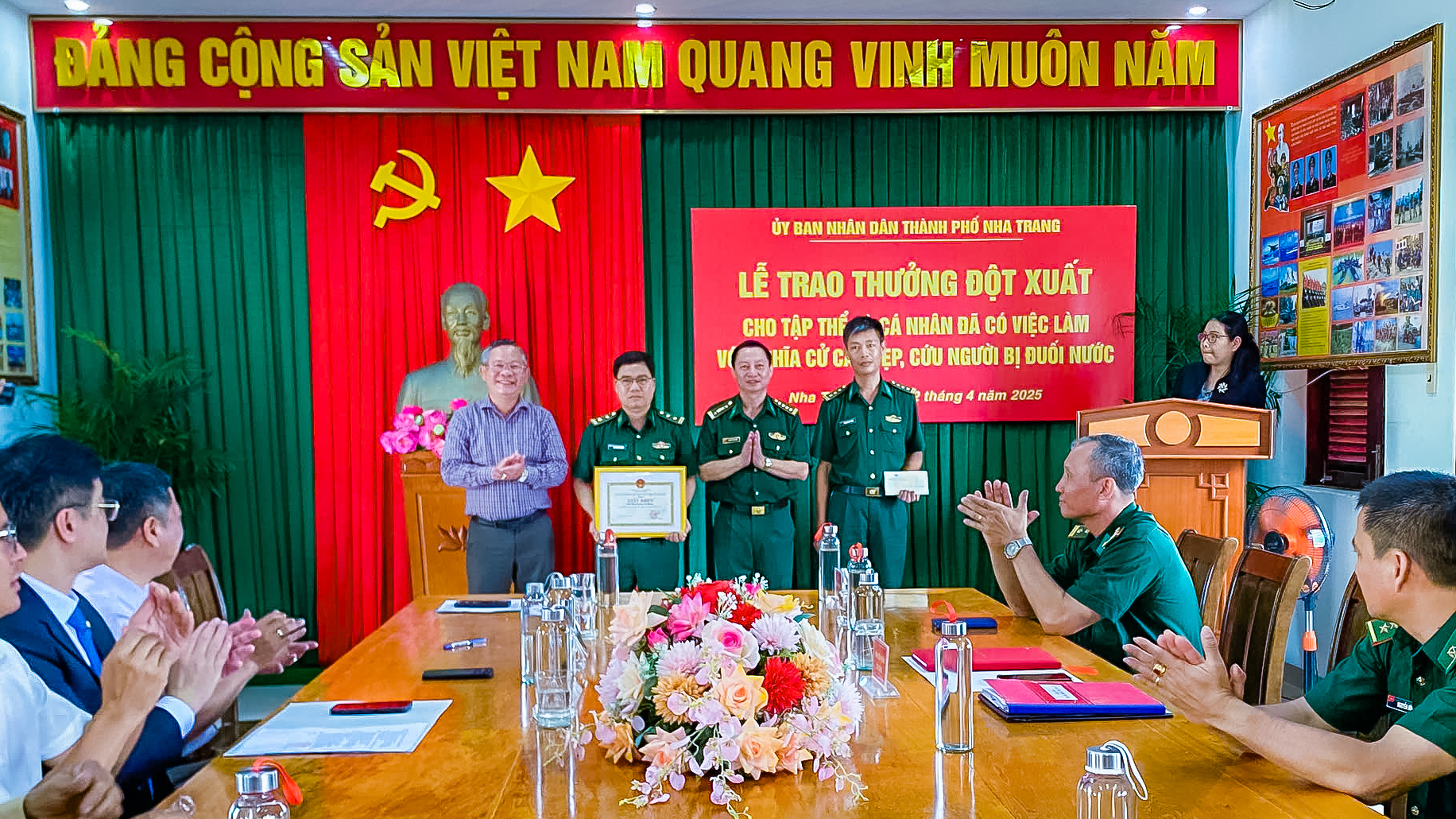 Lãnh đạo TP. Nha Trang và Bộ Chỉ huy Bộ đội Biên phòng tỉnh trao giấy khen cho Đồn Biên phòng Cầu Bóng.