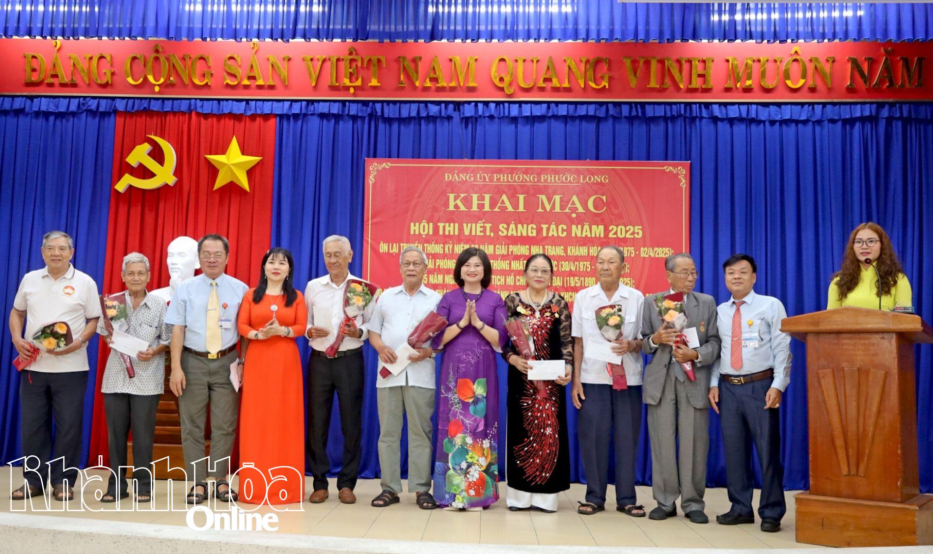 Lãnh đạo phường tặng quà tri ân các cá nhân.